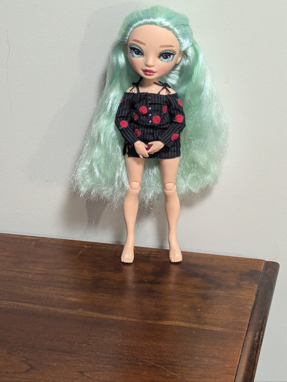 RAINBOW HIGH DOLL Daphne Minton doll toy. GUC. 2 Piece Outfit.